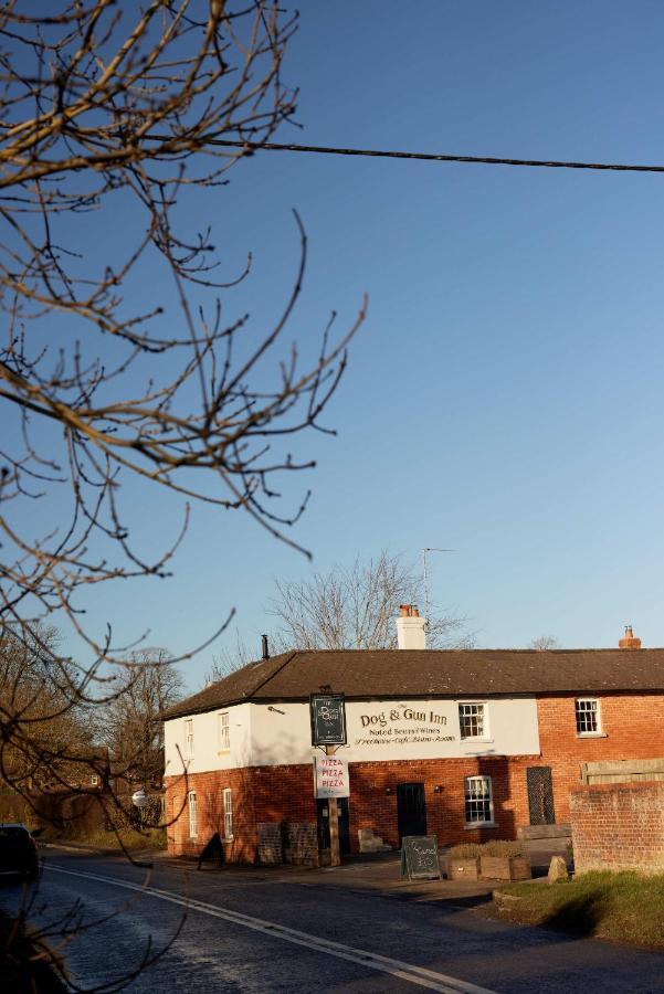 The Dog & Gun Inn Netheravon Εξωτερικό φωτογραφία